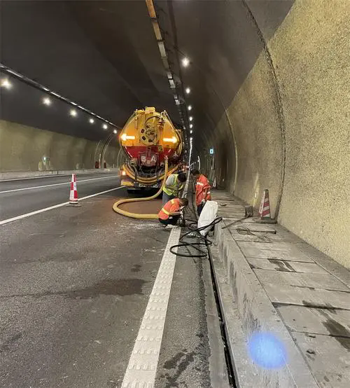 龙井隧道排水渠清淤